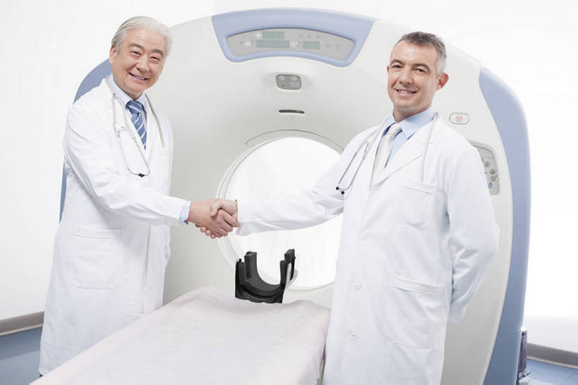 东方人,西方人,成年人,中年人,老年人,四个人,医生,办公室,医院,握手,笑,微笑,露齿笑,横图,x光片,室内,正面,工作服,制服,快乐,幸福,成功,合作,团队,信心,机器,技术,北京,欧洲,中国,欧洲人,亚洲,正装,检查,工作,辐射,科学,医学,器材,放射,注视,设备,现代,白色,听诊器,医疗用品,观察,看,站着,医护人员,医疗人员,职业,机械,力量,亲密,同意,服务,摄影,观看,技巧,支撑,权威,体检,察看,医疗,医疗设备,卫生,科学技术,x射线,享乐,成就,关注,努力,肖像,手艺,医疗器械,x光,核磁共振,医疗工具,合伙,挑战,拜访,东亚,核磁共振成像,实验服,陪同,CAT扫描仪,MRI扫描仪,可靠,磁共振成像,核磁共振技术,工作制服,责任,无线电波,贡献,技能,技艺,陪伴,检测工具,团结,信任,老年男性,男人,男性,女人,女性,中年女性,白种人,亚洲人,中国人,大夫,彩图,工作套服,欢乐,计算机X射线轴向分层造影扫描仪,计算机轴向断层扫描,平板扫描仪,妙技,院长,电磁波,电磁辐射,本领,PET扫描仪,放射疗法,好消息,体格检查,伴随,专家,bj175