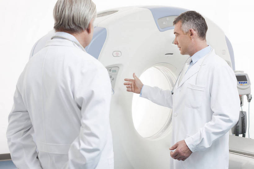 东方人,西方人,成年人,中年人,老年人,四个人,医生,办公室,医院,横图,x光片,室内,侧面,工作服,制服,讨论,成功,合作,团队,信心,计划,机器,技术,北京,欧洲,中国,欧洲人,亚洲,正装,检查,工作,分析,辐射,科学,医学,器材,放射,设备,现代,背面,白色,听诊器,医疗用品,站着,医护人员,医疗人员,职业,机械,规划,力量,亲密,服务,摄影,技巧,支撑,后背,权威,体检,医疗,医疗设备,卫生,科学技术,x射线,解释,成就,努力,手艺,医疗器械,x光,核磁共振,医疗工具,合伙,挑战,拜访,东亚,核磁共振成像,实验服,陪同,CAT扫描仪,MRI扫描仪,策略,可靠,磁共振成像,核磁共振技术,工作制服,责任,无线电波,贡献,技能,技艺,陪伴,解决,检测工具,团结,信任,老年男性,男人,男性,女人,女性,中年女性,白种人,亚洲人,中国人,大夫,沟通,说话,半身,彩图,工作套服,计算机X射线轴向分层造影扫描仪,计算机轴向断层扫描,平板扫描仪,妙技,院长,电磁波,电磁辐射,本领,PET扫描仪,放射疗法,体格检查,伴随,专家,bj175