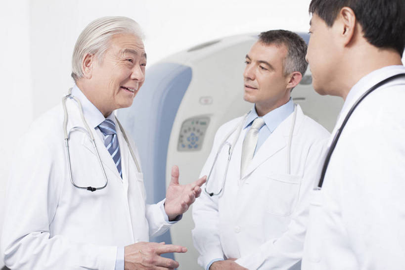 东方人,西方人,成年人,中年人,老年人,三个人,医生,办公室,医院,横图,x光片,室内,侧面,工作服,制服,讨论,成功,合作,团队,信心,计划,机器,技术,北京,欧洲,中国,欧洲人,亚洲,正装,检查,工作,分析,辐射,科学,医学,器材,放射,设备,现代,白色,听诊器,医疗用品,站着,医护人员,医疗人员,职业,面对面,机械,规划,力量,亲密,服务,摄影,技巧,支撑,权威,体检,医疗,医疗设备,卫生,科学技术,x射线,解释,成就,努力,手艺,医疗器械,x光,核磁共振,医疗工具,合伙,挑战,拜访,东亚,核磁共振成像,实验服,陪同,CAT扫描仪,MRI扫描仪,策略,可靠,磁共振成像,核磁共振技术,工作制服,责任,无线电波,贡献,技能,技艺,陪伴,解决,检测工具,认真,团结,信任,老年男性,男人,男性,白种人,亚洲人,中国人,大夫,沟通,说话,半身,彩图,工作套服,计算机X射线轴向分层造影扫描仪,计算机轴向断层扫描,平板扫描仪,妙技,院长,电磁波,电磁辐射,本领,PET扫描仪,放射疗法,体格检查,伴随,专家,bj175