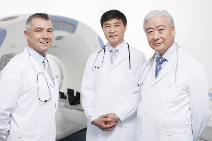 东方人,西方人,成年人,中年人,老年人,三个人,医生,办公室,医院,笑,微笑,露齿笑,横图,x光片,室内,正面,工作服,制服,快乐,幸福,骄傲,成功,合作,团队,信心,机器,技术,北京,欧洲,中国,欧洲人,亚洲,正装,检查,工作,辐射,科学,医学,器材,放射,注视,设备,现代,白色,听诊器,医疗用品,观察,看,站着,医护人员,医疗人员,职业,机械,亲密,服务,摄影,观看,技巧,支撑,权威,体检,察看,医疗,医疗设备,卫生,科学技术,x射线,享乐,成就,关注,努力,肖像,手艺,医疗器械,x光,核磁共振,医疗工具,合伙,挑战,拜访,东亚,核磁共振成像,实验服,陪同,CAT扫描仪,MRI扫描仪,可靠,磁共振成像,核磁共振技术,工作制服,责任,无线电波,贡献,技能,技艺,陪伴,检测工具,团结,信任,老年男性,男人,男性,白种人,亚洲人,中国人,大夫,彩图,工作套服,欢乐,计算机X射线轴向分层造影扫描仪,计算机轴向断层扫描,平板扫描仪,妙技,院长,电磁波,电磁辐射,本领,PET扫描仪,放射疗法,体格检查,伴随,专家,bj175