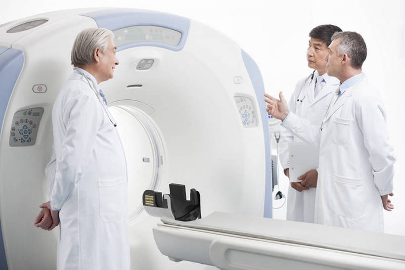 东方人,西方人,成年人,中年人,老年人,三个人,医生,办公室,医院,横图,x光片,室内,侧面,工作服,制服,讨论,骄傲,成功,合作,团队,信心,计划,机器,技术,北京,欧洲,中国,欧洲人,亚洲,正装,检查,工作,分析,辐射,科学,医学,器材,放射,设备,现代,白色,听诊器,医疗用品,站着,医护人员,医疗人员,职业,机械,规划,力量,亲密,服务,摄影,查看,技巧,支撑,权威,体检,医疗,医疗设备,卫生,科学技术,x射线,指着,解释,成就,努力,手艺,医疗器械,x光,核磁共振,医疗工具,合伙,挑战,拜访,东亚,核磁共振成像,实验服,陪同,CAT扫描仪,MRI扫描仪,策略,可靠,磁共振成像,核磁共振技术,工作制服,责任,无线电波,贡献,技能,技艺,陪伴,解决,检测工具,团结,信任,老年男性,男人,男性,白种人,亚洲人,中国人,大夫,沟通,说话,彩图,工作套服,计算机X射线轴向分层造影扫描仪,计算机轴向断层扫描,平板扫描仪,妙技,院长,电磁波,电磁辐射,本领,PET扫描仪,放射疗法,体格检查,伴随,专家,bj175