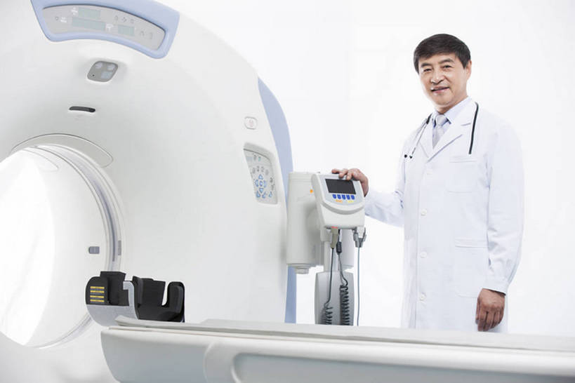 东方人,成年人,中年人,老年人,一个人,医生,办公室,医院,笑,微笑,露齿笑,横图,x光片,室内,正面,工作服,制服,快乐,幸福,骄傲,成功,信心,机器,技术,北京,中国,亚洲,仅一个男性,仅一个人,仅一个中年男性,正装,检查,工作,辐射,科学,医学,器材,放射,注视,设备,现代,白色,听诊器,医疗用品,观察,看,站着,医护人员,医疗人员,职业,机械,力量,服务,摄影,观看,技巧,支撑,控制,权威,体检,察看,医疗,医疗设备,卫生,科学技术,操作,x射线,享乐,成就,关注,努力,肖像,手艺,医疗器械,x光,核磁共振,医疗工具,挑战,东亚,核磁共振成像,实验服,控制面板,CAT扫描仪,MRI扫描仪,可靠,磁共振成像,核磁共振技术,工作制服,责任,无线电波,贡献,技能,技艺,机件,检测工具,信任,老年男性,男人,男性,中年男性,亚洲人,中国人,大夫,彩图,工作套服,欢乐,计算机X射线轴向分层造影扫描仪,计算机轴向断层扫描,平板扫描仪,妙技,电磁波,电磁辐射,本领,PET扫描仪,放射疗法,体格检查,专家,bj175