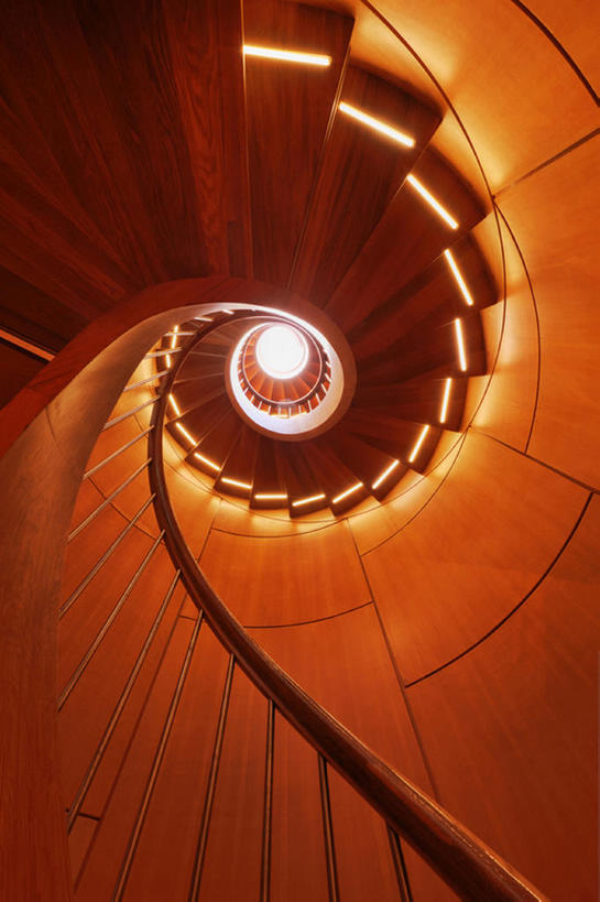 无人,栏杆,竖图,室内,白天,仰视,楼梯,日光,美国,扶手,阶梯,天窗,走廊,护栏,台阶,摄影,建造,德克萨斯,达拉斯市,设计,螺旋状,彩图,低角度拍摄,螺旋形,螺旋形状,螺旋型,建筑结构,bj175