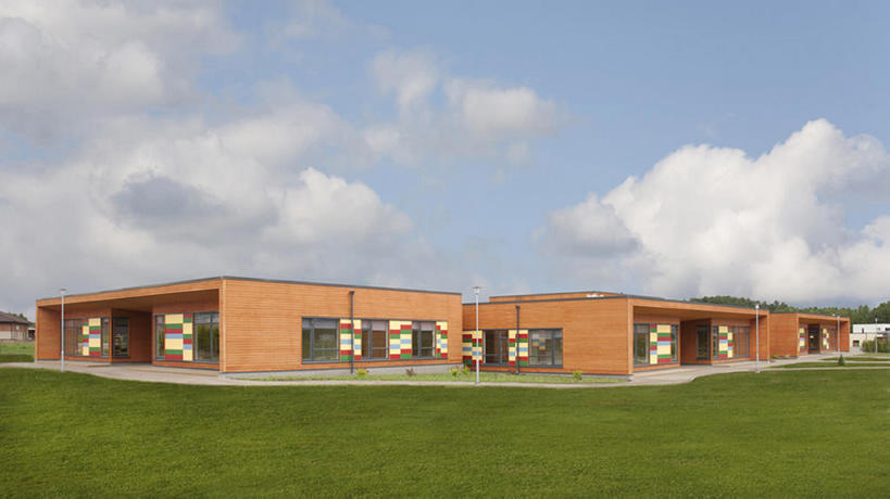 无人,学校,教学楼,横图,室外,白天,留白,草地,草坪,窗户,门,建筑,爱沙尼亚,云,教育,现代,校园,草,树,蓝色,绿色,天空,绿地,教室,摄影,建造,简单,彩图,教学大楼,小学,当代,建筑结构,bj175