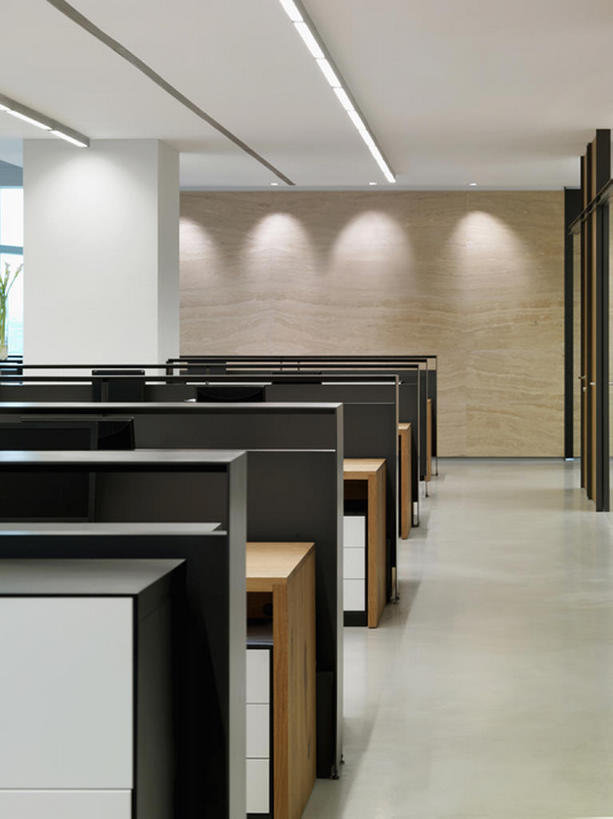 无人,办公室,竖图,室内,留白,商务,时尚,建筑,一排,整齐,走廊,过道,干净,现代,书桌,建筑物,排列,灯具,摄影,照亮,住房,风格,企业,公司,队列,隔间,狭窄,设计,彩图,当代,bj175