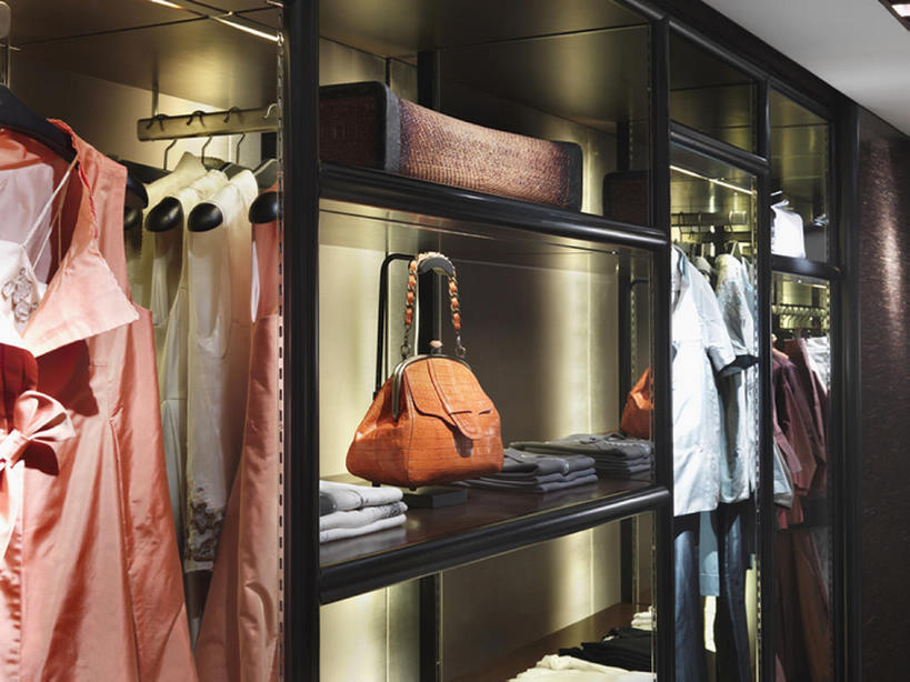 无人,商店,横图,室内,商务,时尚,消费,衣架,一排,整齐,包,挎包,干净,现代,排列,衣服,零售,摄影,多样,住房,风格,服装店,队列,华贵,选择,彩图,bj175