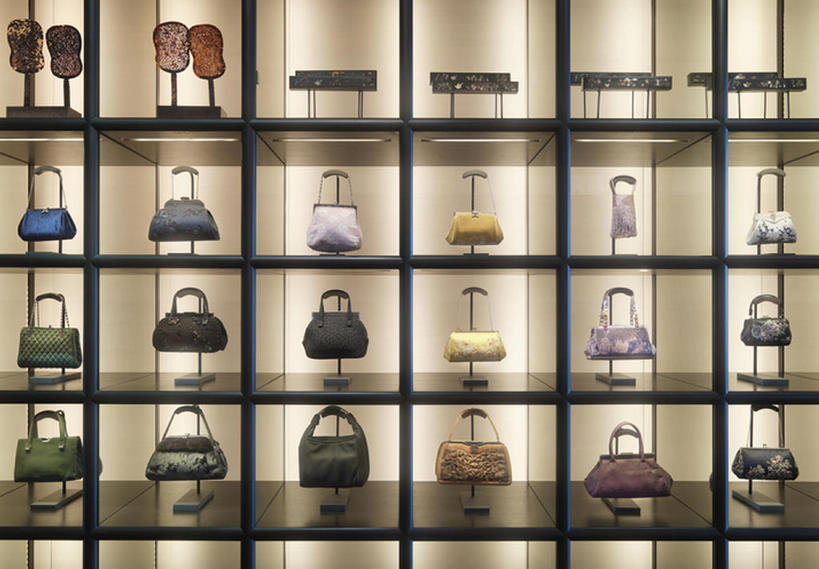 无人,商店,横图,室内,商务,时尚,消费,一排,许多,丰富,整齐,包,挎包,很多,干净,现代,架子,排列,衣服,手提包,零售,摄影,多样,风格,服装店,队列,华贵,彩图,当代,bj175