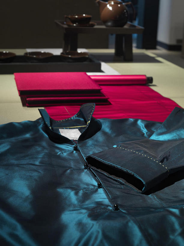 无人,家,竖图,室内,特写,衬衫,纺织品,一排,整齐,丝绸,房屋,干净,现代,传统,排列,衣服,蓝色,摄影,高雅,住房,风格,队列,中国文化,华贵,房地产,彩图,传统服装,唐装,传统文化,bj175