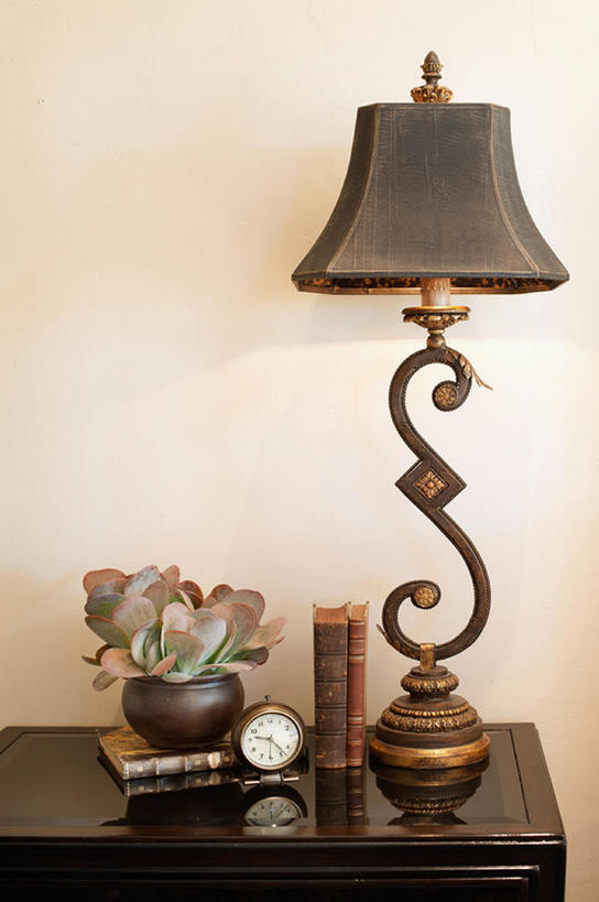 无人,家,竖图,室内,台灯,卧室,酒店,花瓶,房屋,褐色,书桌,床头柜,摄影,生活方式,高雅,风格,华贵,书,钟,彩图,上层阶级,bj175